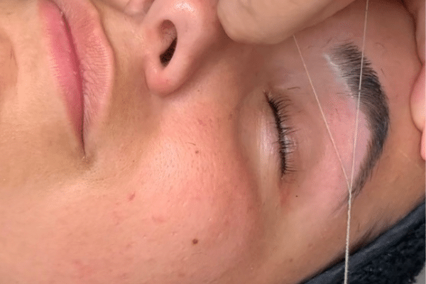 Depilación de cejas con hilo